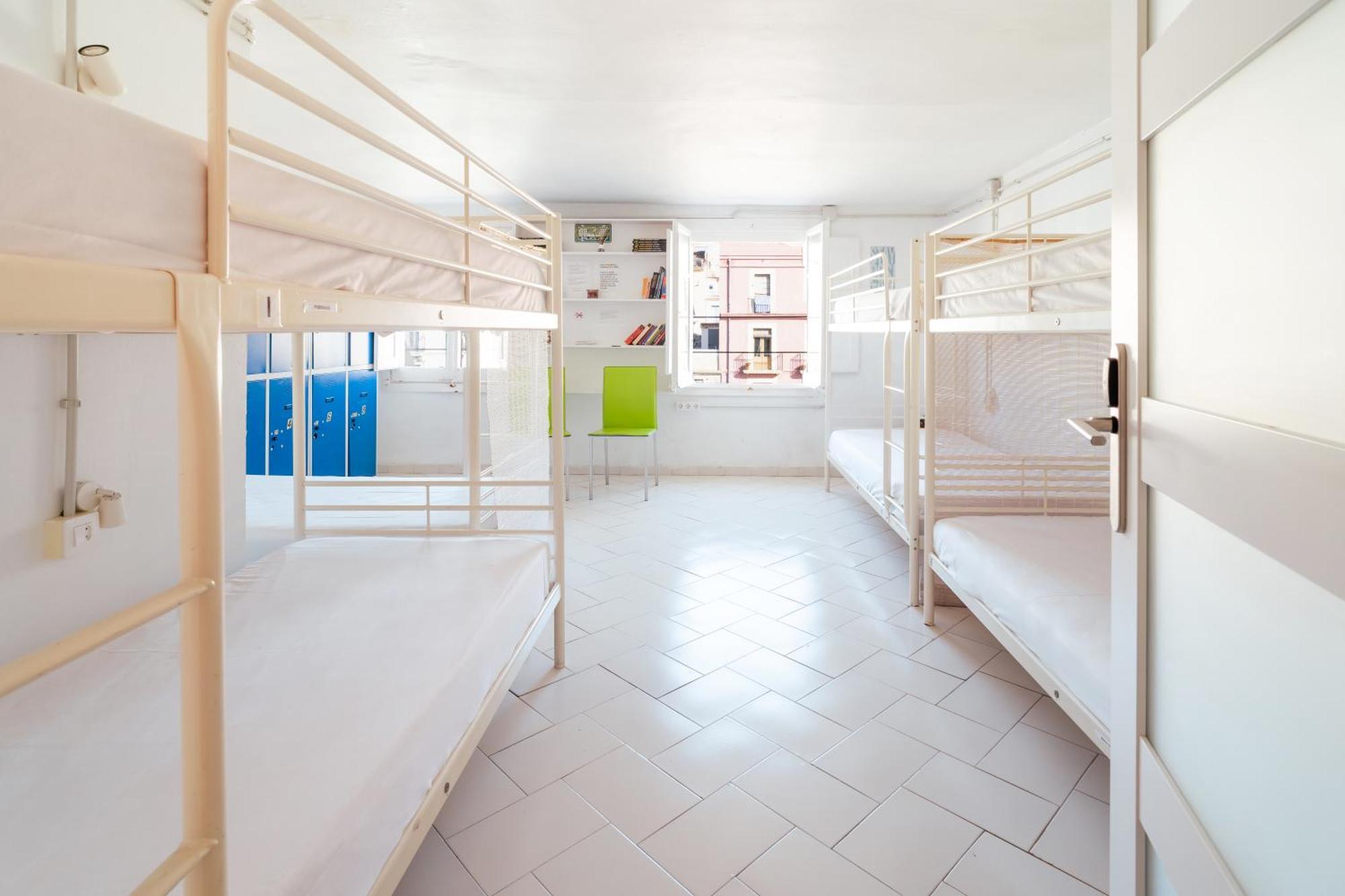 Cama en habitación compartida de 8 camas